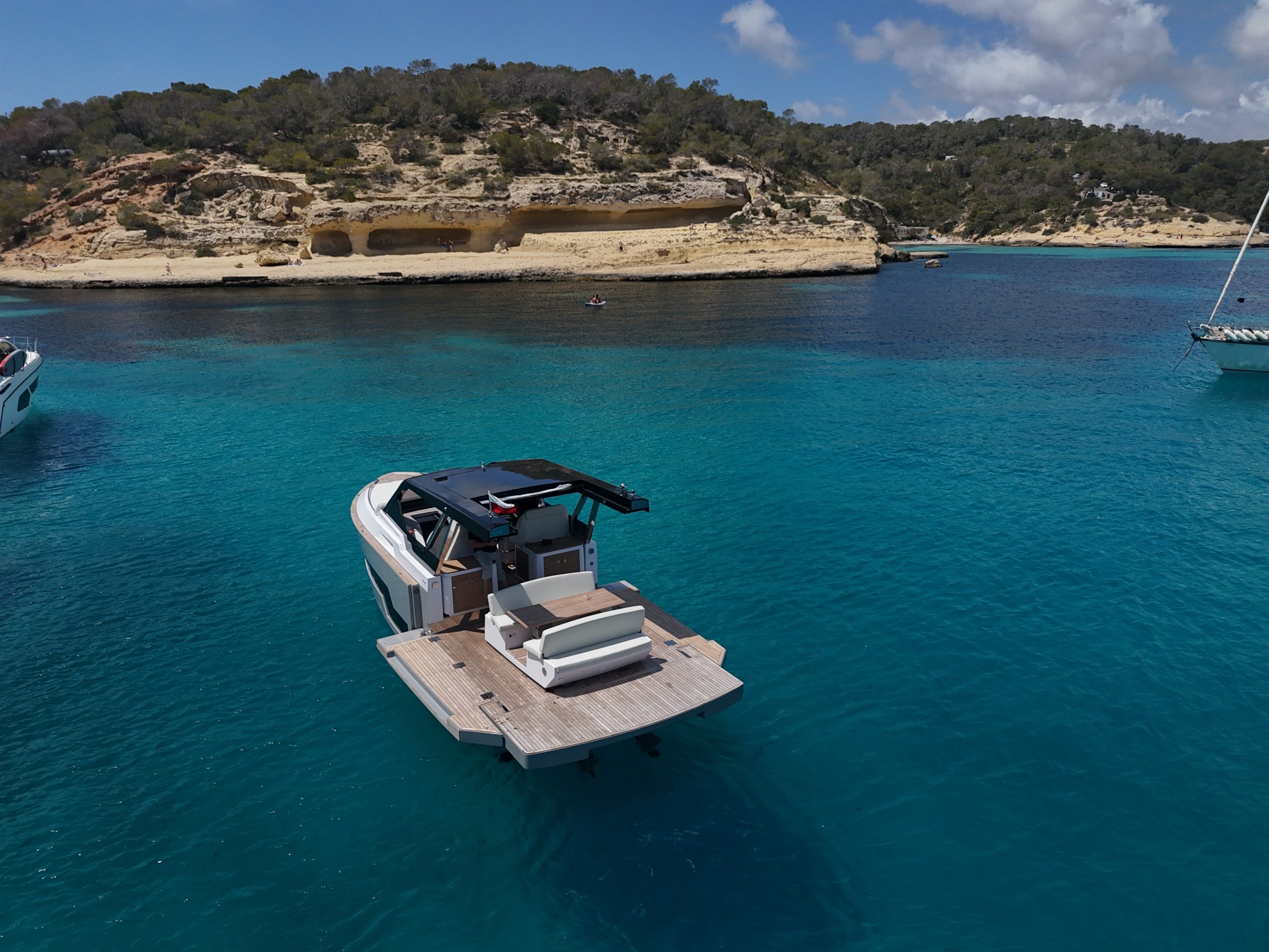 Vi-q4-yate a motor ideal para alquiler y uso privado-1 https://rentaboat.club/wp-content/uploads/2025/06/Vi-q4-yate-a-motor-ideal-para-alquiler-y-uso-privado-1-scaled.jpg