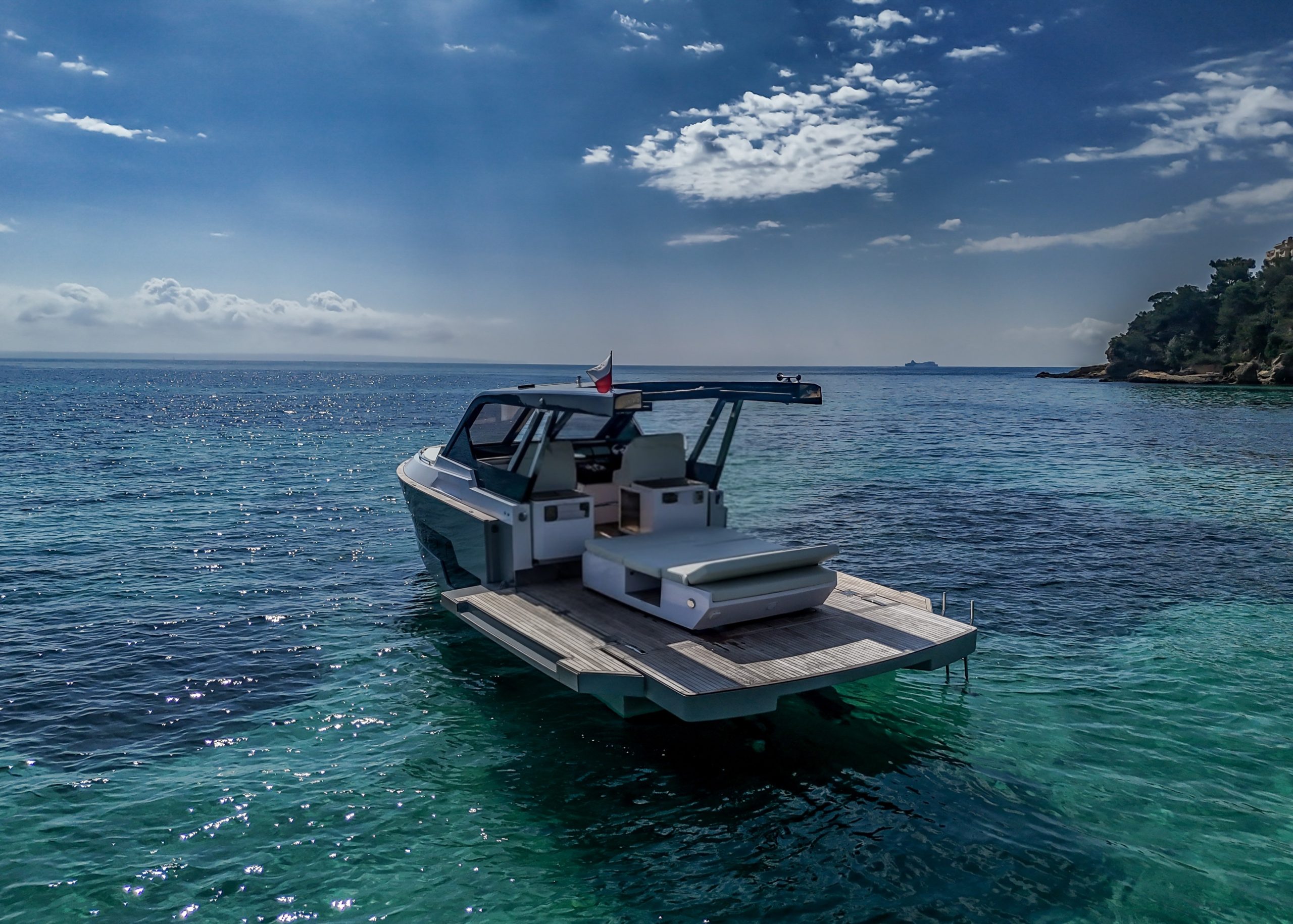 Explore Mallorca by Sea – Rent the Vi Q4 Motor Yacht Top view of Vi Q4 yacht with open side terraces and sun deck