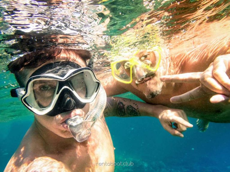 adventurous-best-friends-taking-selfie-snorkeling-Vi-Charter-Mallorca-book-today adventurous-best-friends-taking-selfie-snorkeling-Vi-Charter-Mallorca-book-today