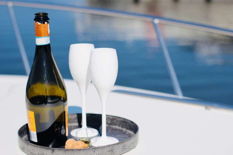 celebrating-celebrate-outdoors-glasses-champag-Vi-Charter-Mallorca-book-today celebrating-celebrate-outdoors-glasses-champag-Vi-Charter-Mallorca-book-today