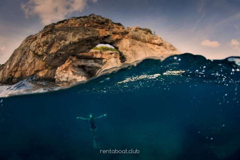 diver-explores-the-serene-underwater-world-near-Vi-Charter-Mallorca-book-today diver-explores-the-serene-underwater-world-near-Vi-Charter-Mallorca-book-today