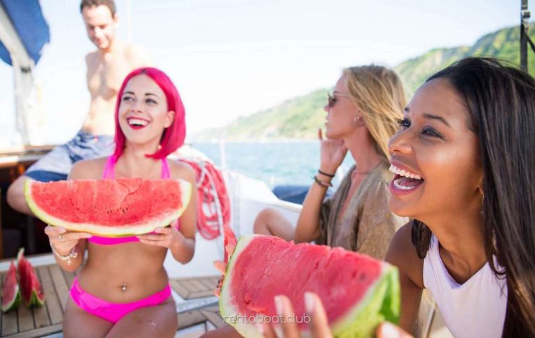 friends-on-sailing-boat-Vi-Charter-Mallorca-book-today friends-on-sailing-boat-Vi-Charter-Mallorca-book-today
