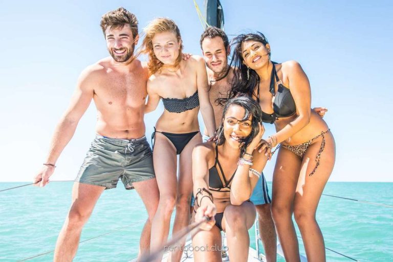 group-of-friends-having-fun-jumping-and-diving-int-Vi-Charter-Mallorca-book-today group-of-friends-having-fun-jumping-and-diving-int-Vi-Charter-Mallorca-book-today