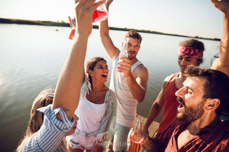 group-of-friends-standing-of-a-pier-having-fun-and-Vi-Charter-Mallorca-book-today group-of-friends-standing-of-a-pier-having-fun-and-Vi-Charter-Mallorca-book-today