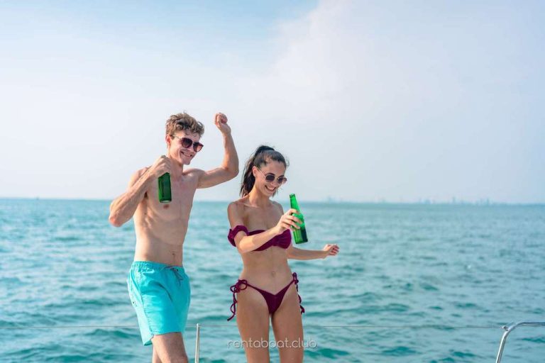 happiness-caucasian-couple-drinking-beer-to-party-Vi-Charter-Mallorca-book-today happiness-caucasian-couple-drinking-beer-to-party-Vi-Charter-Mallorca-book-today