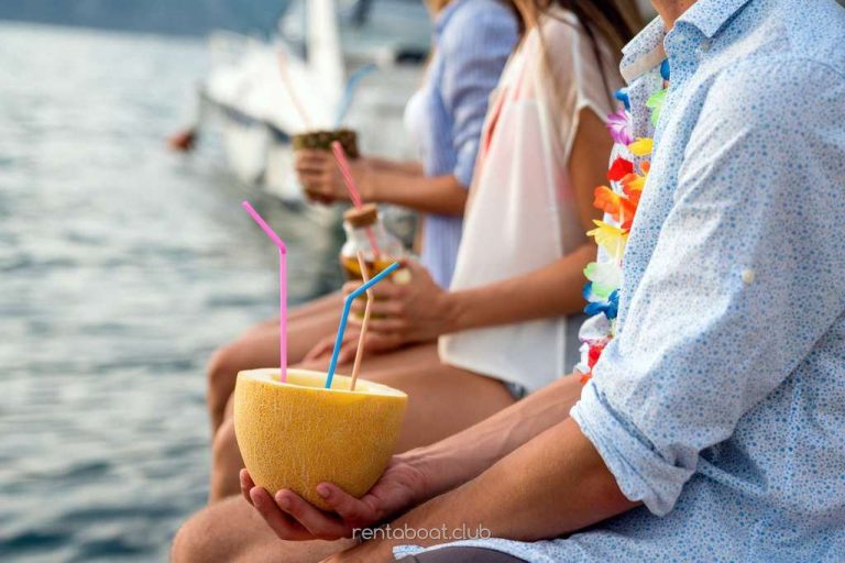 happy-friends-having-fun-with-tropical-cocktails-o-Vi-Charter-Mallorca-book-today happy-friends-having-fun-with-tropical-cocktails-o-Vi-Charter-Mallorca-book-today