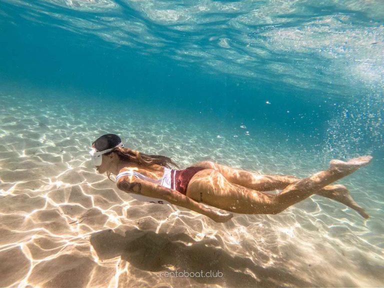 woman-swimming-underwater-in-sea-Vi-Charter-Mallorca-book-today woman-swimming-underwater-in-sea-Vi-Charter-Mallorca-book-today