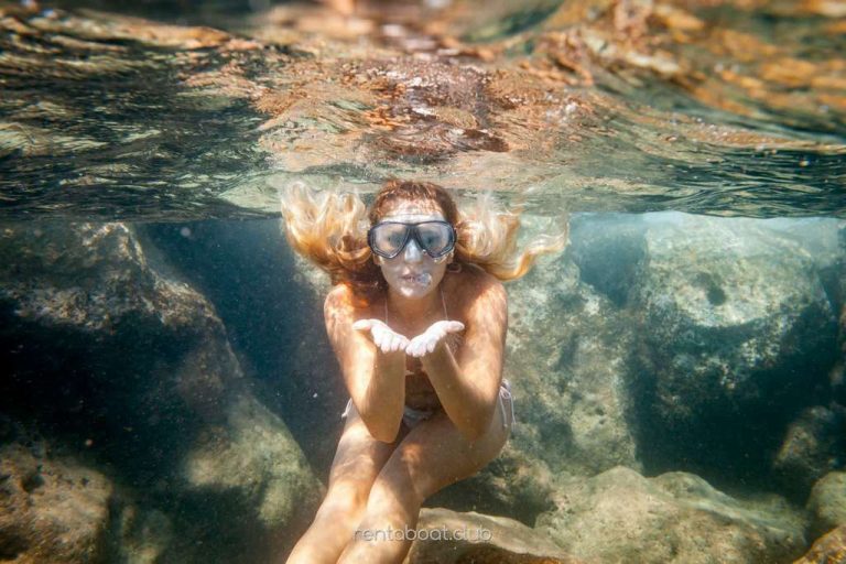 young-woman-snorkeling-near-rocks-underwater-Vi-Charter-Mallorca-book-today young-woman-snorkeling-near-rocks-underwater-Vi-Charter-Mallorca-book-today